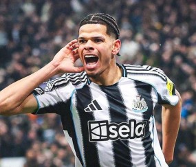 纽卡2-1绝杀！曼联多达1人却输球！卡里克执教首负，11轮不败终结